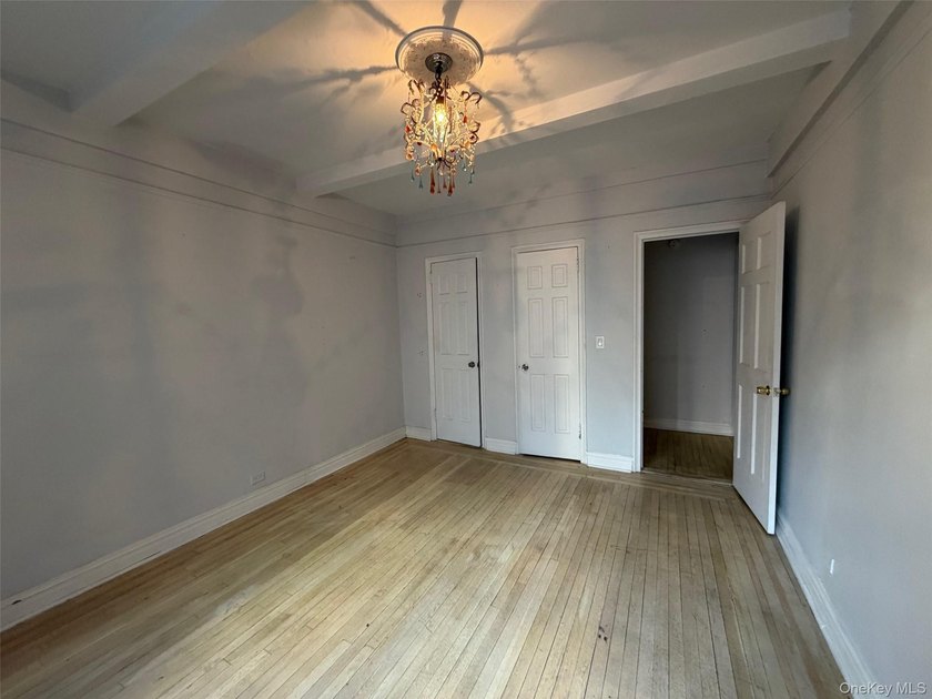 Experience the timeless elegance of Manhattan's pre-war - photo 8