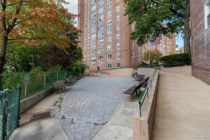 Spacious 2 bedroom conveniently located in Spuyten Duyvil with - photo 18