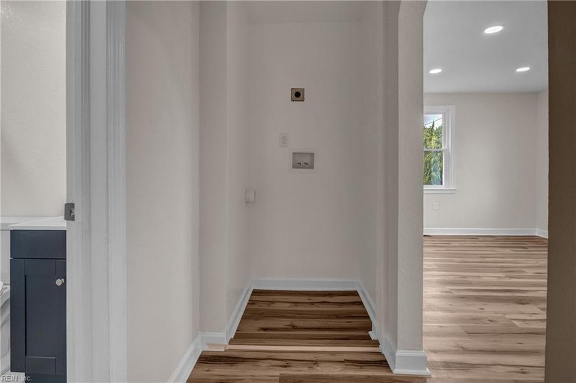 Welcome to this stunning, fully renovated 2-bedroom, 1-bath - photo 11