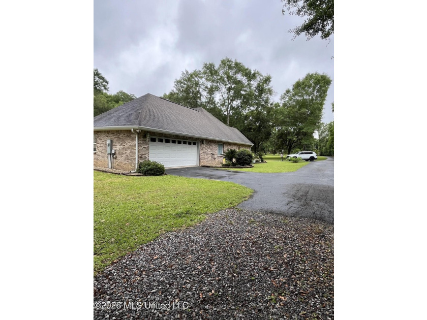 Escape to your own private 3 acre oasis! Beautiful Custom Built - photo 5