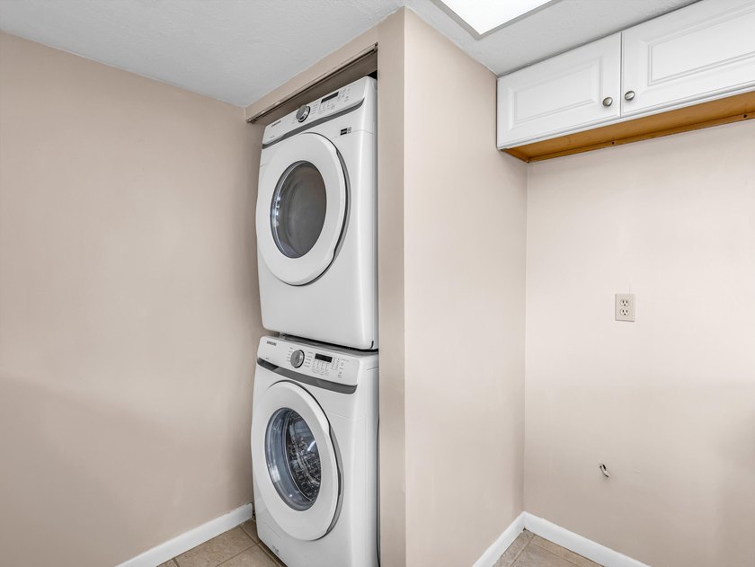 Welcome to this charming corner unit in the Kingsdown community - photo 11
