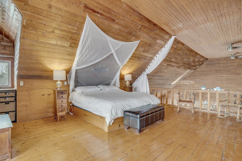 At 292 Cote Sainte-Anne, the cliffside becomes a natural balcony - photo 13