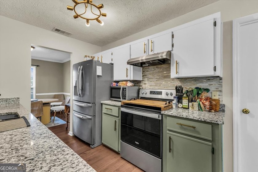 Welcome home to this charming 3-bedroom, 2-bath home in the - photo 13