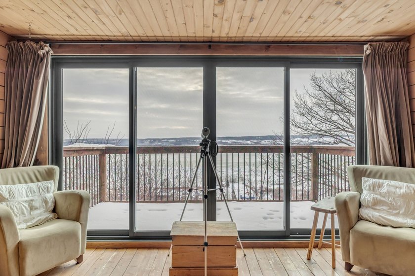 At 292 Cote Sainte-Anne, the cliffside becomes a natural balcony - photo 16