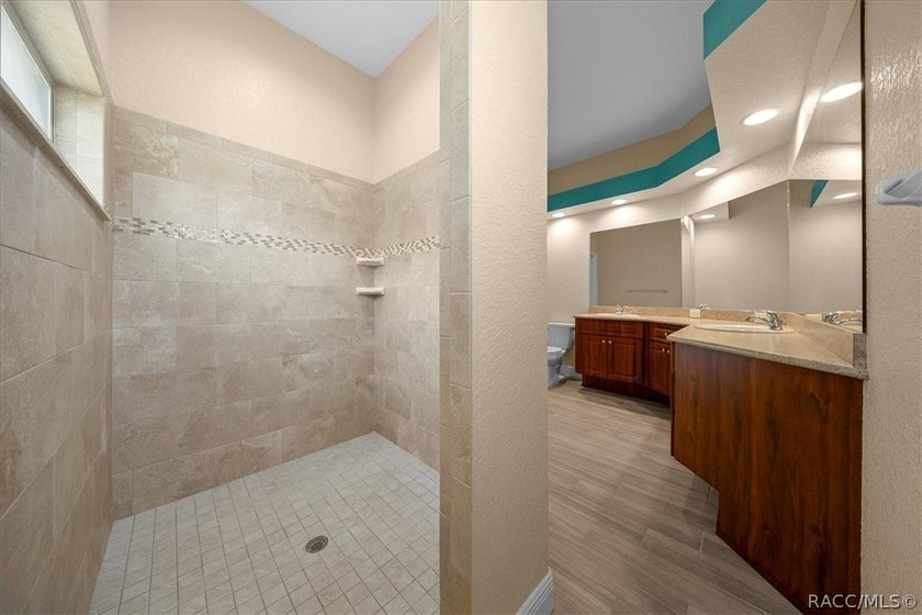 Perfectly positioned in the highly desirable Oak Village section - photo 18