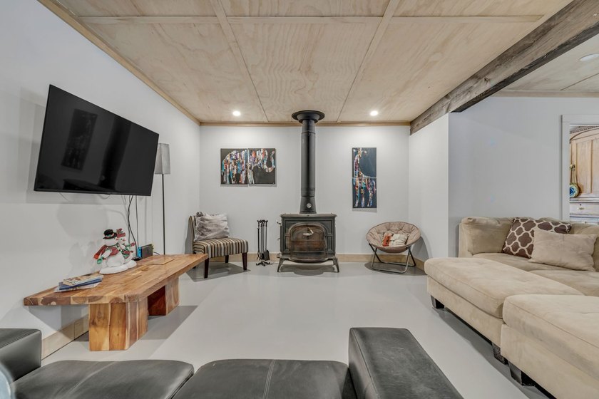 At 292 Cote Sainte-Anne, the cliffside becomes a natural balcony - photo 19
