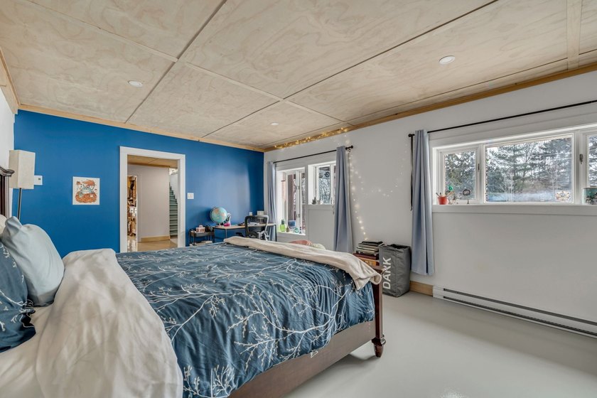At 292 Cote Sainte-Anne, the cliffside becomes a natural balcony - photo 21