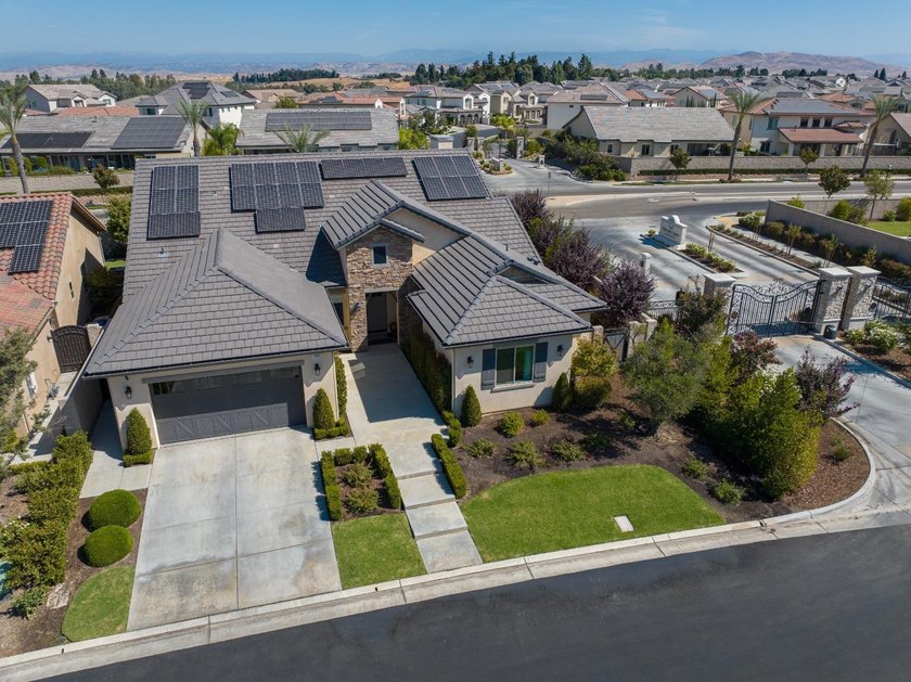 Affordable Luxury!! Original Gary McDonald model home located in - photo 2
