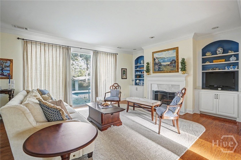 Wonderfully maintained 4-bedroom, 4.5 bath home on quiet - photo 4