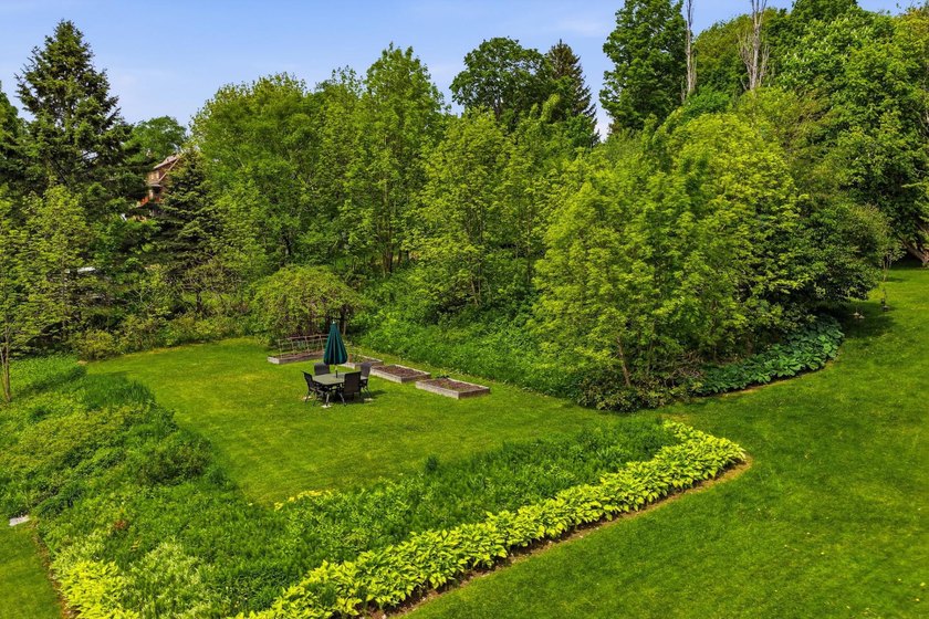 At 292 Cote Sainte-Anne, the cliffside becomes a natural balcony - photo 49