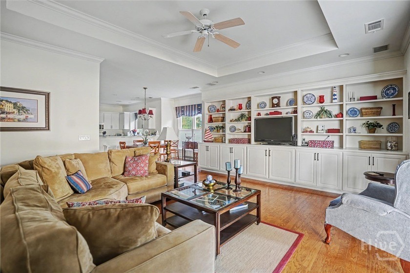 Wonderfully maintained 4-bedroom, 4.5 bath home on quiet - photo 9