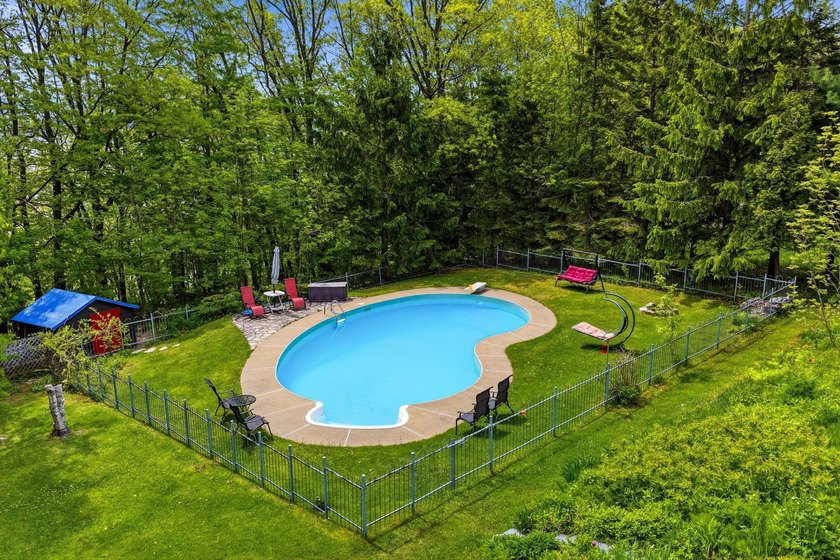 At 292 Cote Sainte-Anne, the cliffside becomes a natural balcony - photo 50