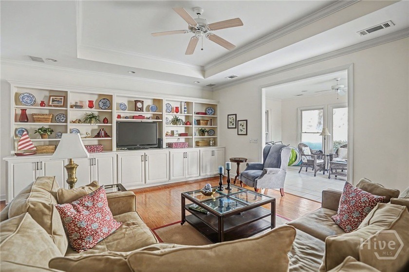 Wonderfully maintained 4-bedroom, 4.5 bath home on quiet - photo 10