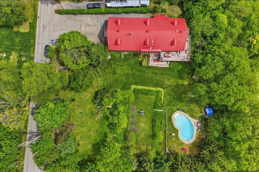 At 292 Cote Sainte-Anne, the cliffside becomes a natural balcony - photo 51