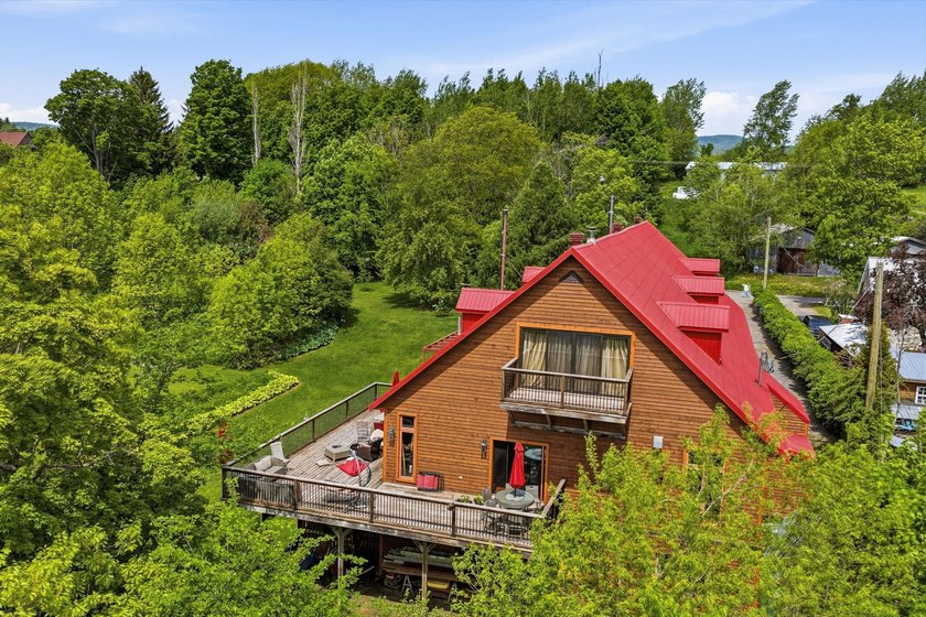 At 292 Cote Sainte-Anne, the cliffside becomes a natural balcony - photo 52