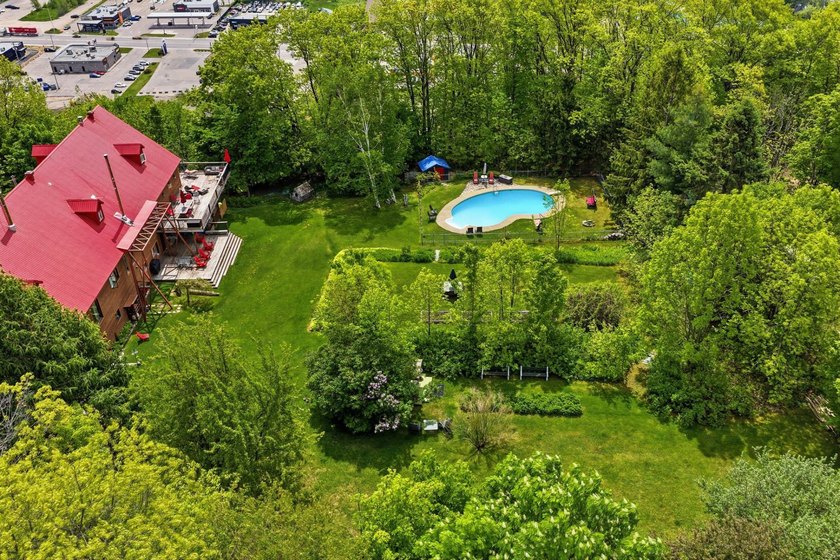 At 292 Cote Sainte-Anne, the cliffside becomes a natural balcony - photo 53