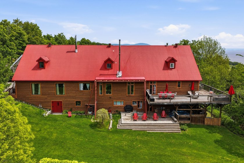At 292 Cote Sainte-Anne, the cliffside becomes a natural balcony - photo 54