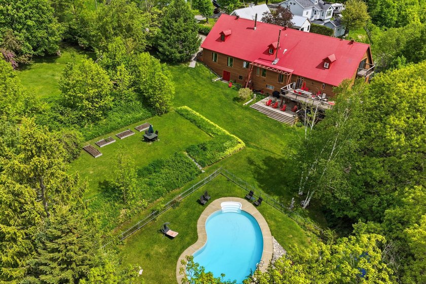 At 292 Cote Sainte-Anne, the cliffside becomes a natural balcony - photo 55