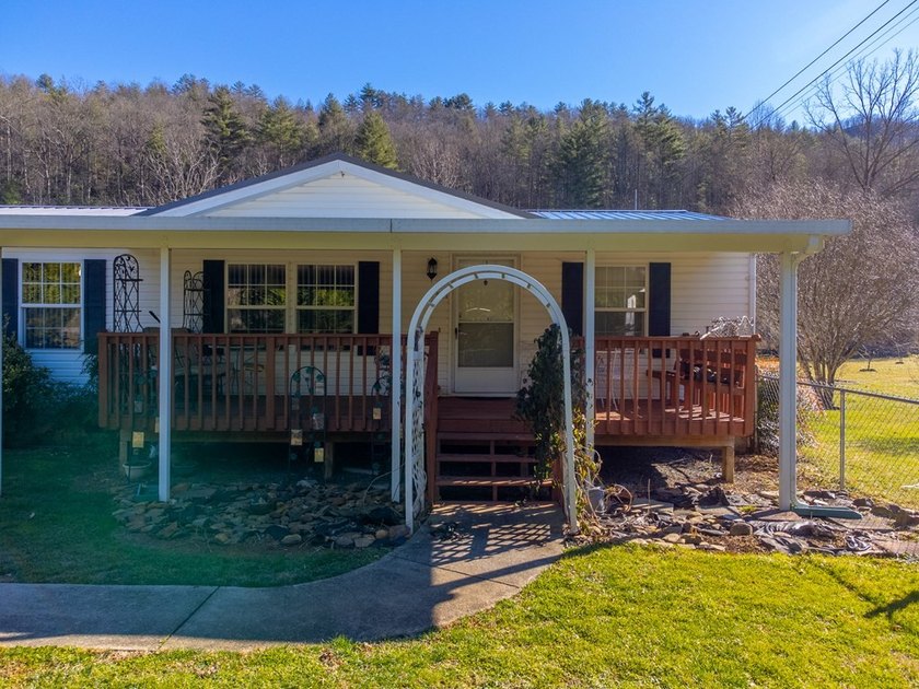 This spacious and beautifully updated 3 bedroom with a bonus - photo 5