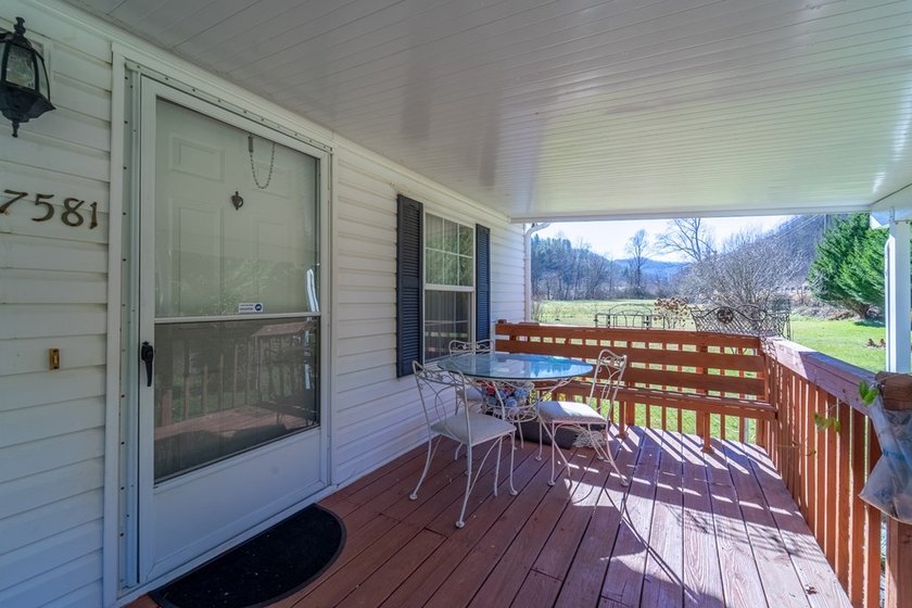 This spacious and beautifully updated 3 bedroom with a bonus - photo 6