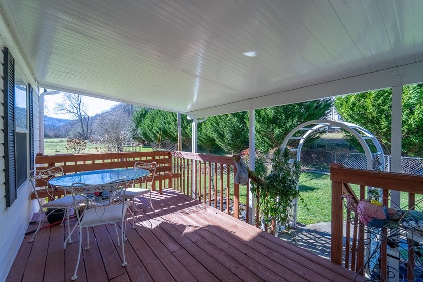 This spacious and beautifully updated 3 bedroom with a bonus - photo 7
