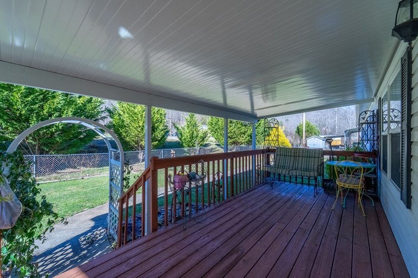 This spacious and beautifully updated 3 bedroom with a bonus - photo 8