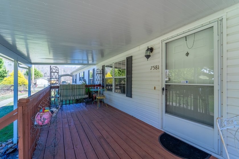 This spacious and beautifully updated 3 bedroom with a bonus - photo 9