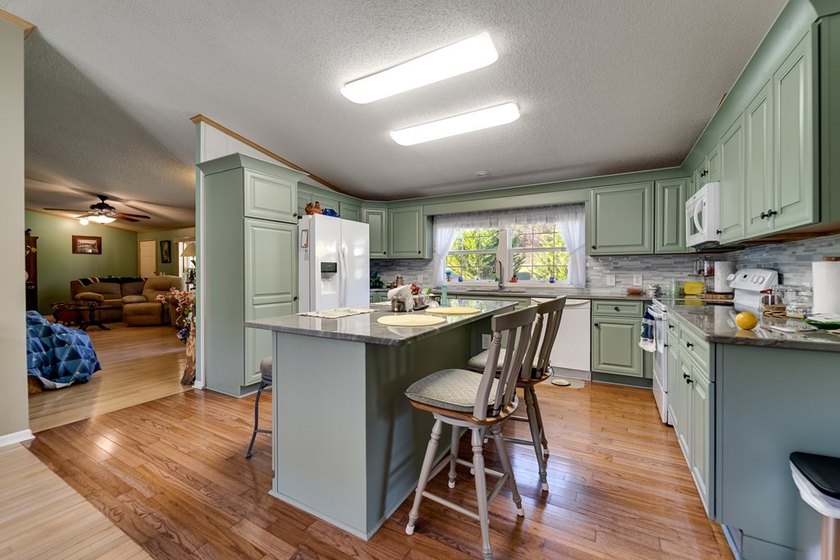 This spacious and beautifully updated 3 bedroom with a bonus - photo 10