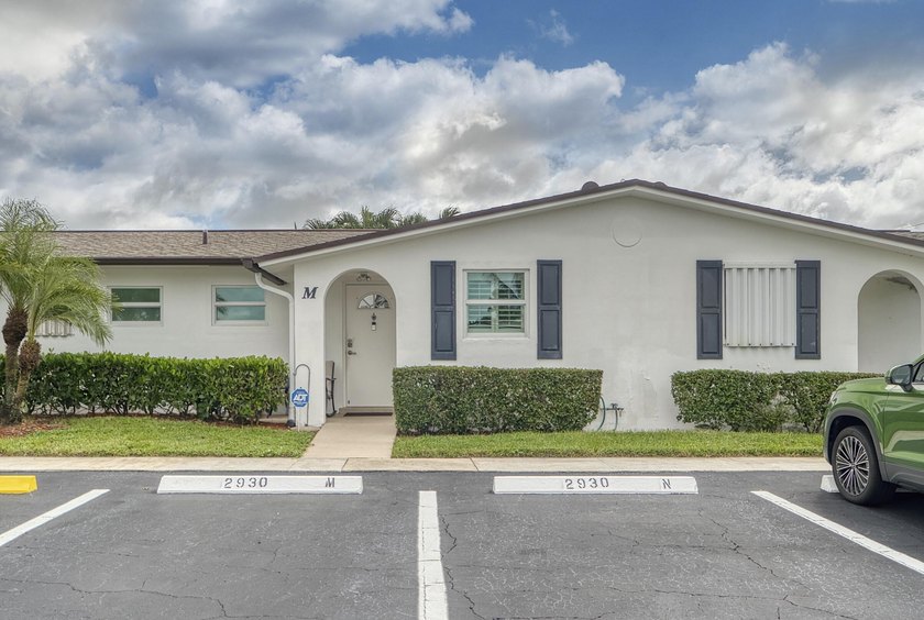 Welcome to this beautifully updated villa, featuring a spacious - photo 2