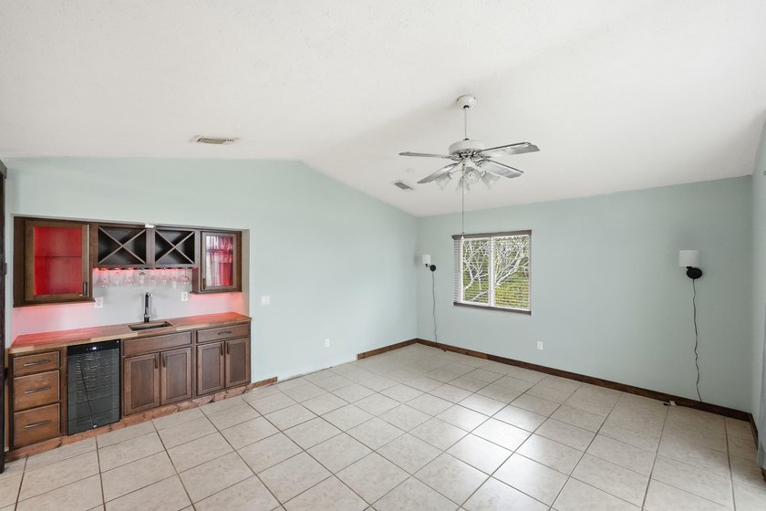 This is a unapproved short sale. Submit your offer for this - photo 6