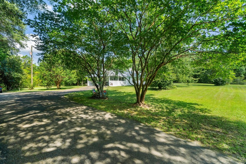 As you arrive, you'll be welcomed by a recently paved driveway - photo 4