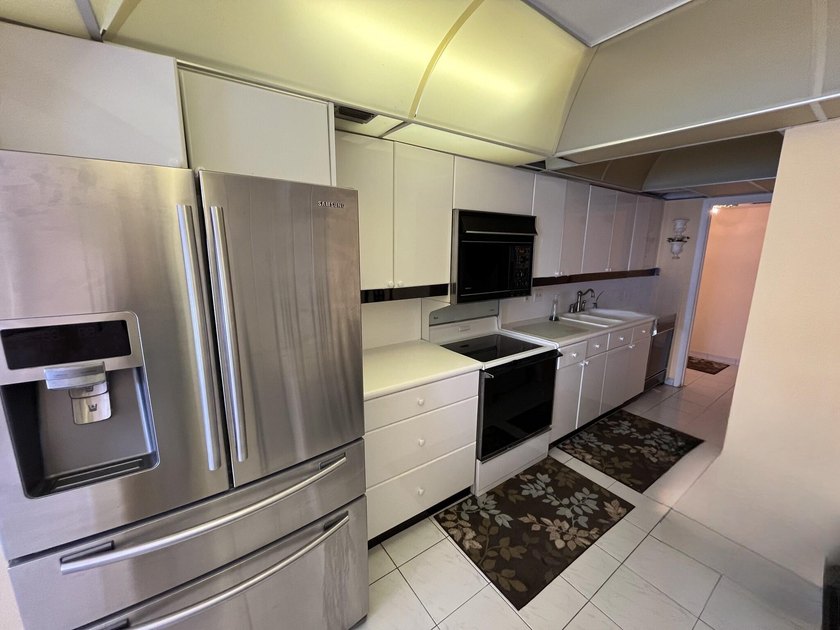 Beautiful direct ocean views from this rarely available &amp; highly - photo 7