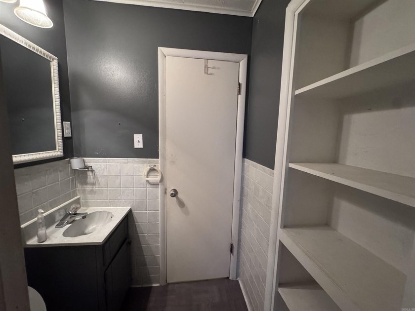 New photos! Welcome to this charming 3-bedroom, 1.5-bath ranch - photo 11