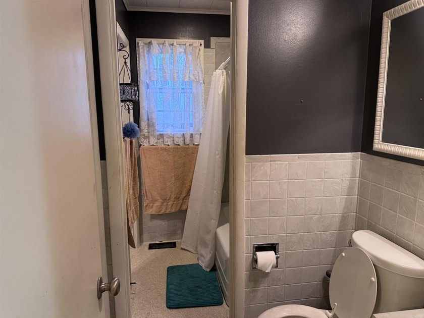 New photos! Welcome to this charming 3-bedroom, 1.5-bath ranch - photo 12