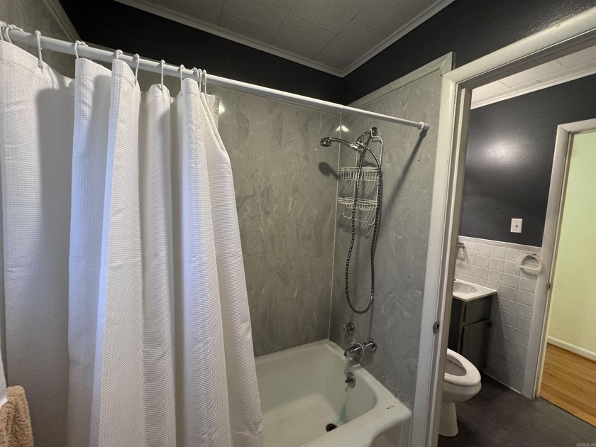 New photos! Welcome to this charming 3-bedroom, 1.5-bath ranch - photo 14