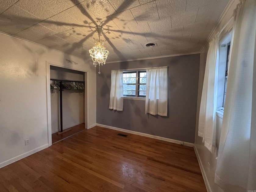 New photos! Welcome to this charming 3-bedroom, 1.5-bath ranch - photo 18