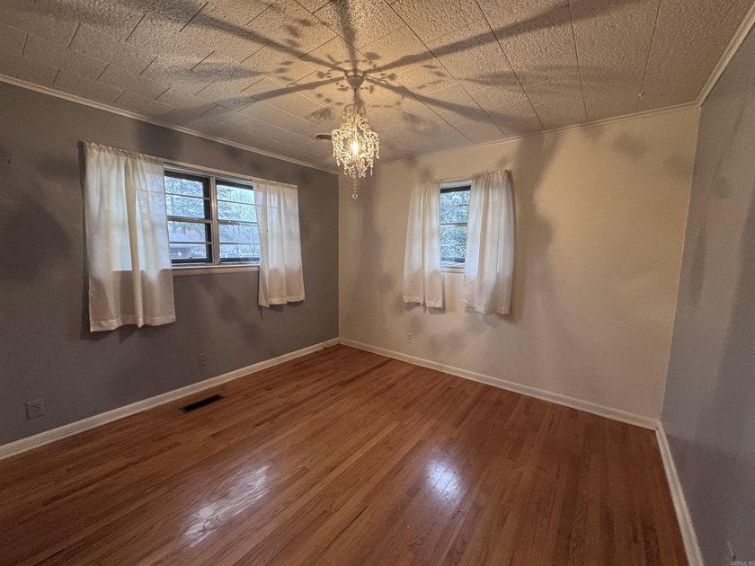 New photos! Welcome to this charming 3-bedroom, 1.5-bath ranch - photo 19