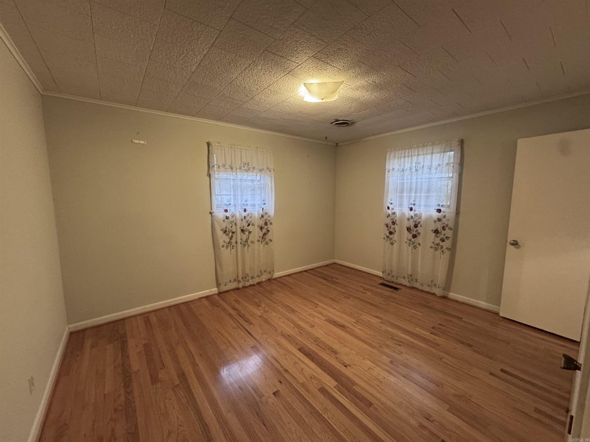 New photos! Welcome to this charming 3-bedroom, 1.5-bath ranch - photo 22