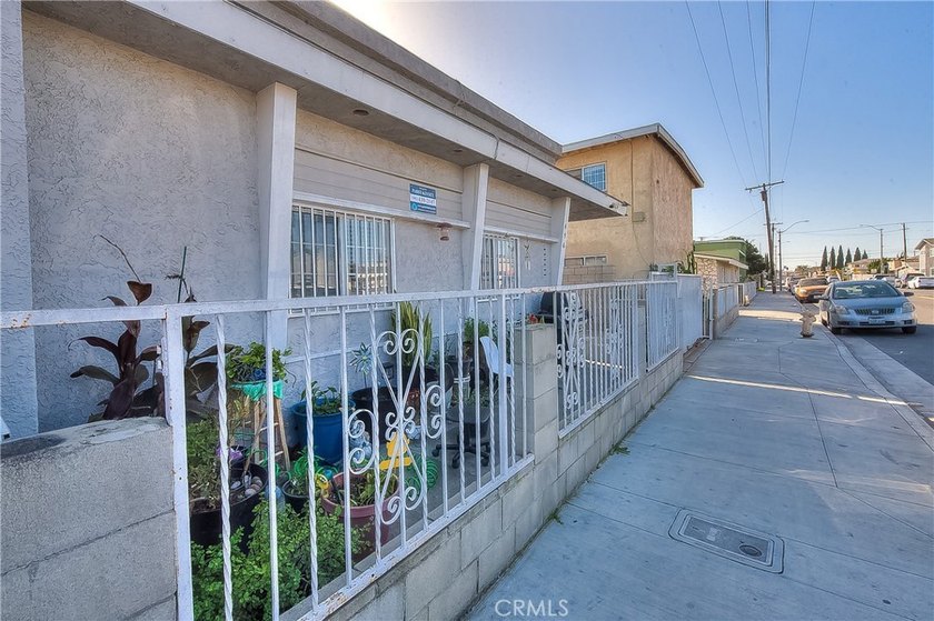EXCELLENT OPPORTUNITY IN LONG BEACH CITY! THE PROPERTY IS ZOONED - photo 4