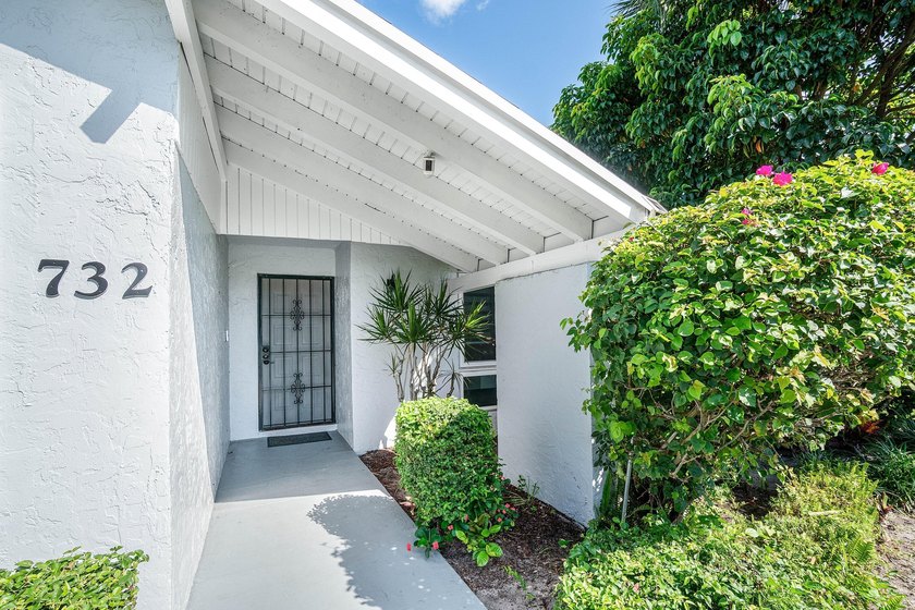 Rarely available &amp; totally remodeled 2-bed, 2-bath END UNIT - photo 2