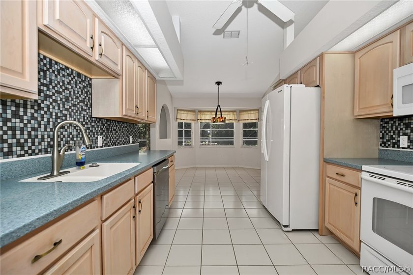 Welcome to this light and bright three-bedroom pool home tucked - photo 14
