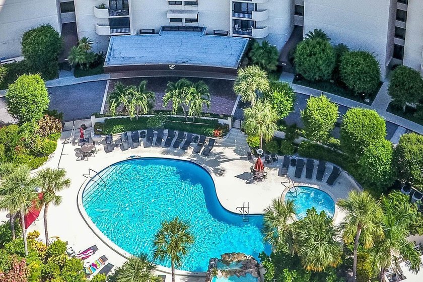 Beautiful 3 bedroom 3 full bath unit with Amazing Panoramic - photo 3