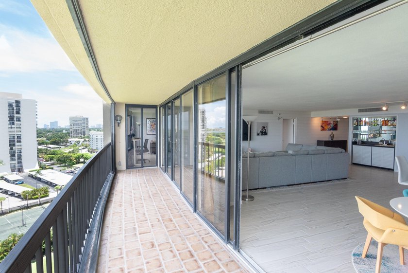 Beautiful 3 bedroom 3 full bath unit with Amazing Panoramic - photo 8