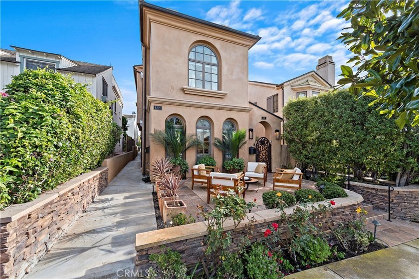 432 Acacia is a sophisticated home offering the perfect blend of - photo 2