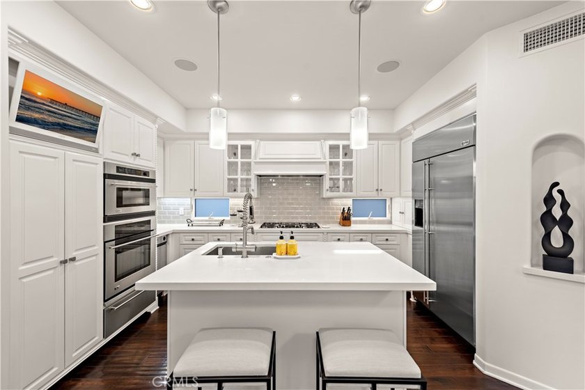 432 Acacia is a sophisticated home offering the perfect blend of - photo 7