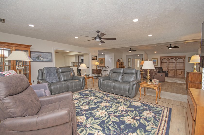 Welcome home to this beautifully updated ranch-style residence - photo 36