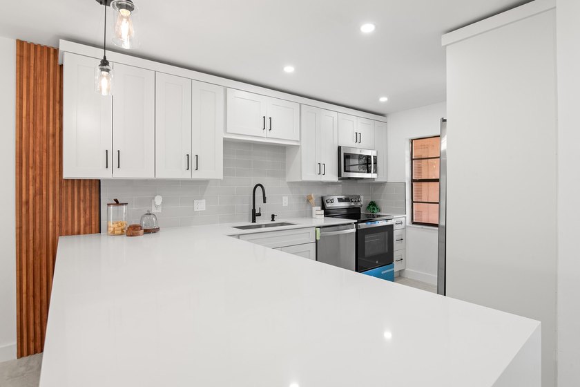 Stunning renovated downstairs 2/2 condo overlooking a beautiful - photo 3