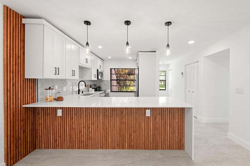 Stunning renovated downstairs 2/2 condo overlooking a beautiful - photo 4