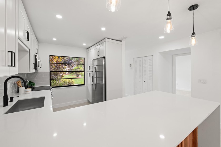 Stunning renovated downstairs 2/2 condo overlooking a beautiful - photo 5