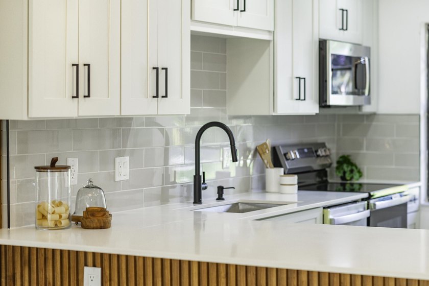 Stunning renovated downstairs 2/2 condo overlooking a beautiful - photo 10